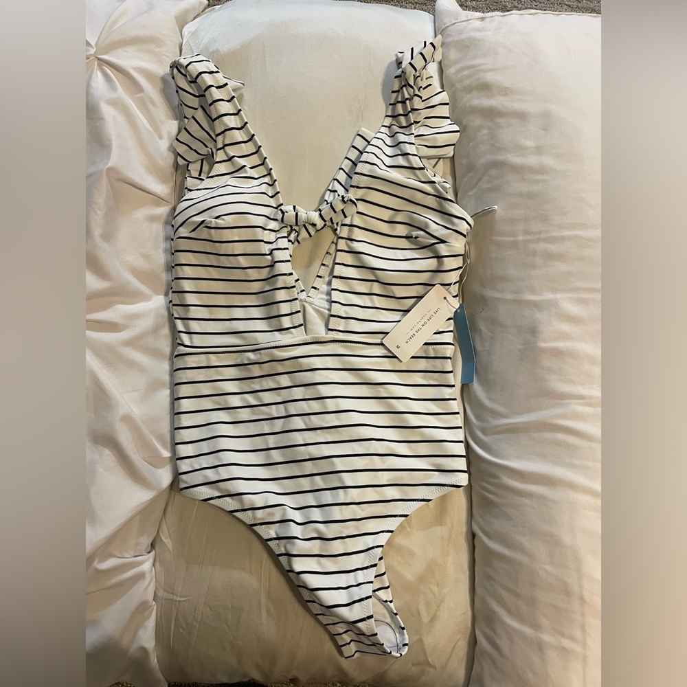 New Cupshe one-piece swimsuit with tags and bag! Size M